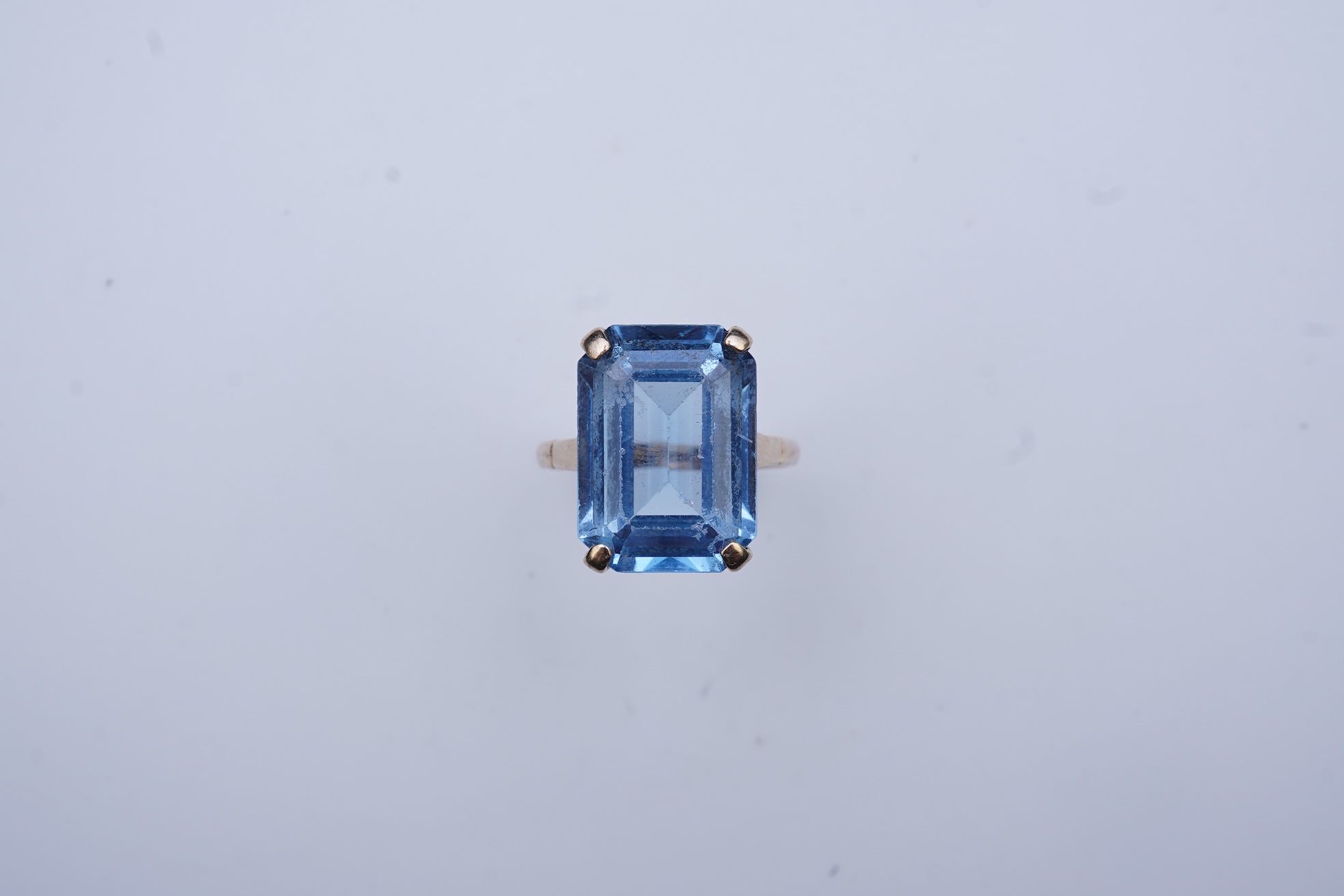A synthetic blue spinel ring